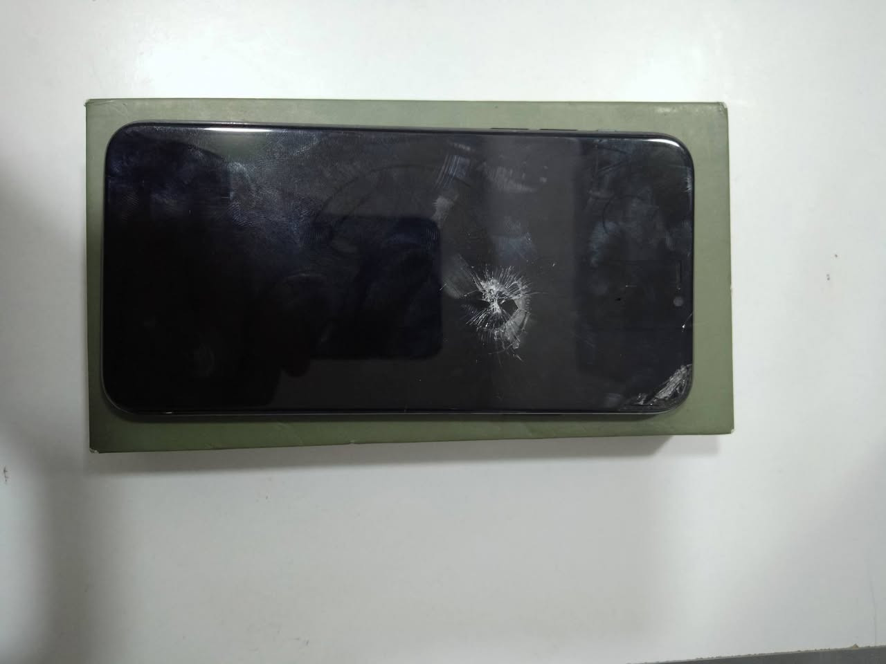 ايفون 11 برو ماكس اللون زيتوني جهاز نضيف كلش
مساحته 256GB الجهاز فقط شاشه تبدل شاشه وبالك مرتاح بيه سعره 200 وبيه مجال للشراي 
*********** واتساب
مكاني بغداد او تريد توصيل هم موجود❤️
