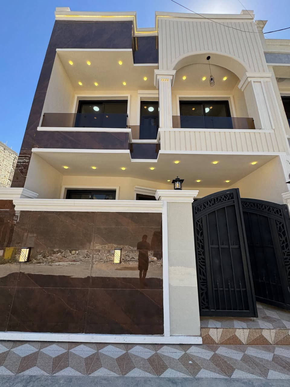 السلام عليكم 
🏠#دار_للبيع   100متر واجهيه 6،25متر نزال 16متر
  طابقين   بناء حديث وتصميم متكامل ✨️

يحتوي البيت. ع[3غرف نوم -استقبال -صحيات عدد 2- صالة- ومطبخ] البيت شغل درجة اولى 

مع الخدمات[ماي-كهرباء-تبليط]✨️

🔴ملاحضه البيت جاهز للسكن 🔑

⬅️نوع العقار  طابو زراعي سند 25 اقرار محكمه 

⬅️العنوان #بغداد_الدوره_البوعيثه   
       مجمع السلطان الثالث 

🔴للاستفسار  خاص او الاتصال ع  الرقم 

☎️***********

