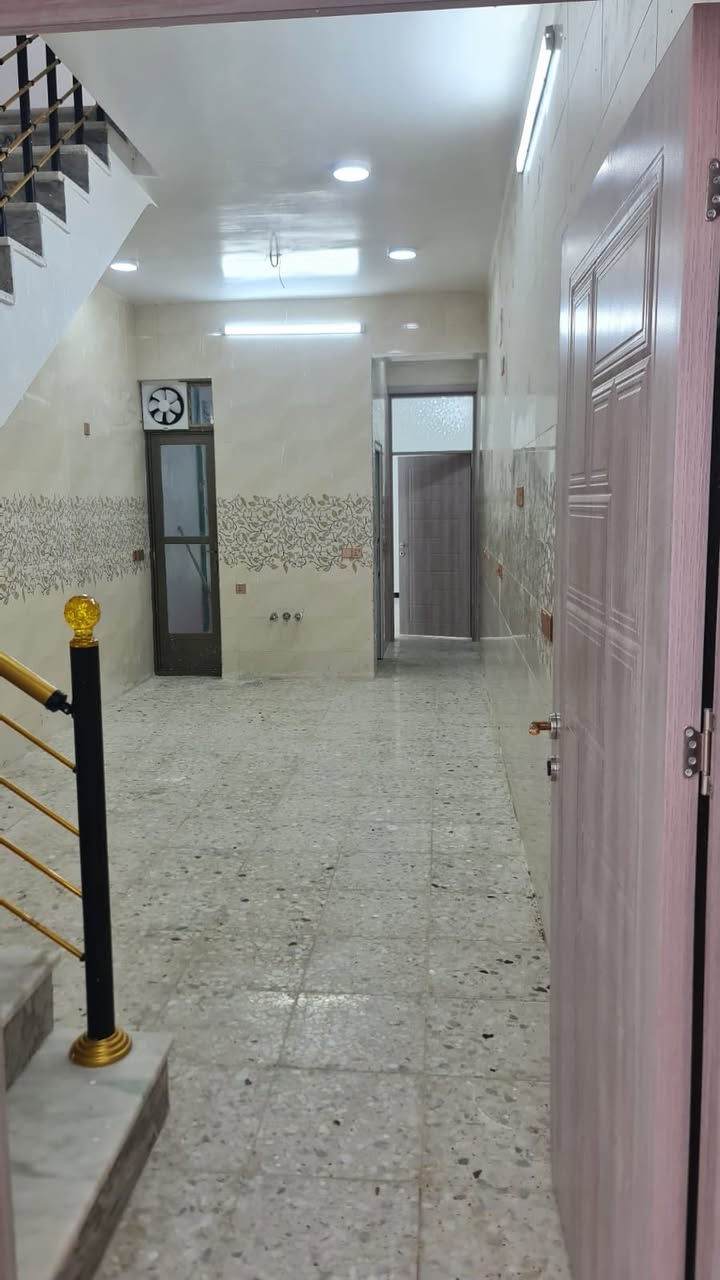 (بسم الله الرحمن الرحيم ) 

دار للبيع 
المساحة 74 متر،الواجهة 3.34متر 
طابقين كاملة مع بيتونة كبيرة 
سطحين امامي وخلفي 
استقبال حولي كبير 
3 غرف نوم 
3 حمامات 
البيت بناء حديث
📍الموقع الشعب
للاستفسار ***********
***********
