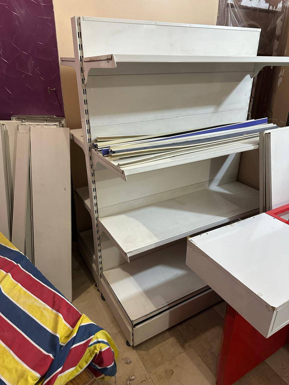 للبيع مجمدة بحالة ممتازة شغالة السعر ٢٠٠ الف و رفوف بحالة جيدة بسعر ١٠٠ الف و كاشير بسعر ١٠٠ الف للاتصال على الرقم ***********
