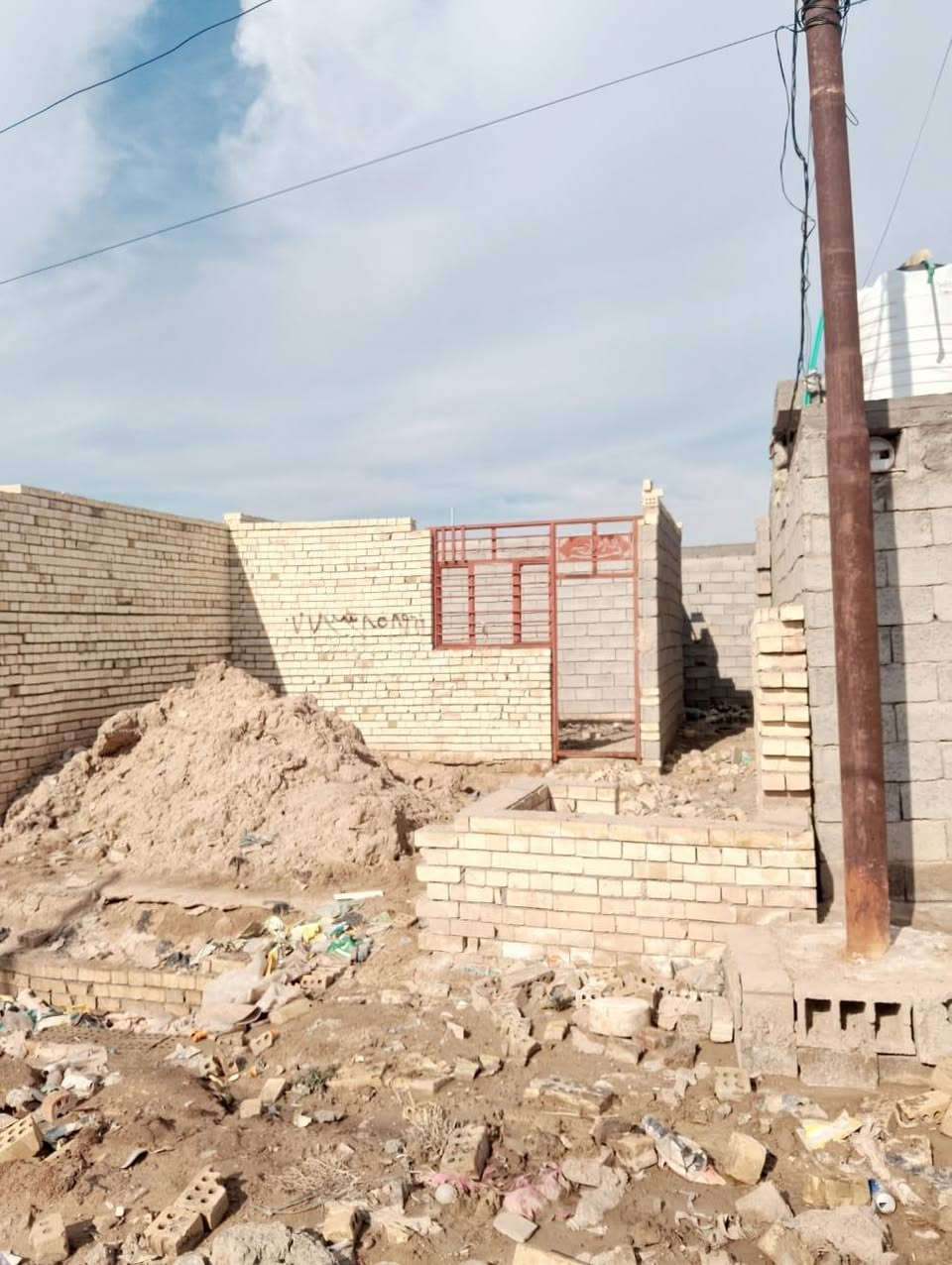 السلام عليكم هيكل ٢٠٠متر للبيع بل دوانم ب حي لحر لي يريد يتصل على الرقم ***********
