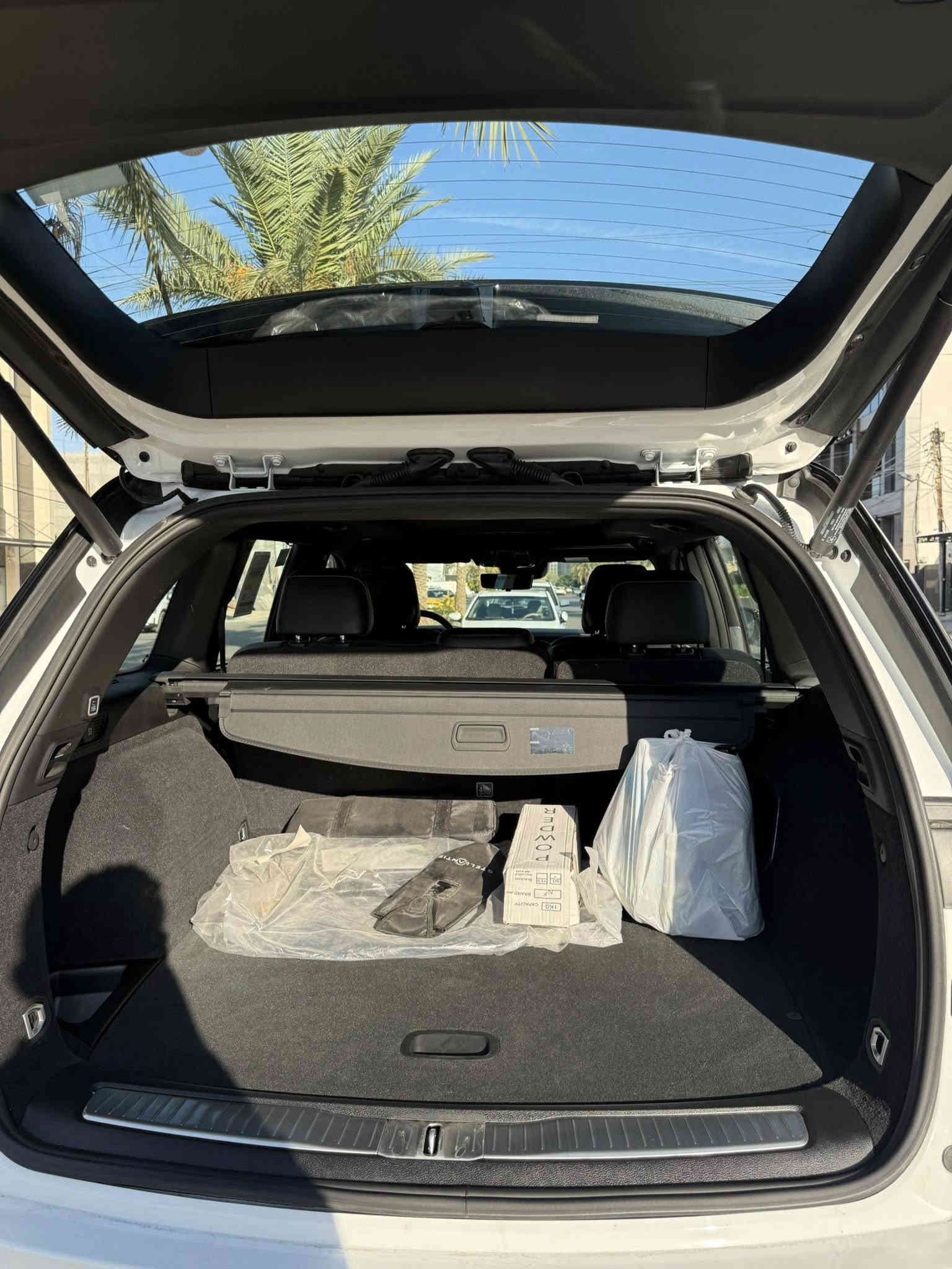 .
الموديل: 2024 (خليجي)
العداد: 10 الف كيلو متر

المحرك: 3.6 لتر 6 أسطوانات (V6) 
القوة الحصانية: 293
عزم الدوران (نيوتن-م): 352
ناقل الحركة: اوتوماتيك 8 سرعات 

الضمان 3 سنوات أو 60،000 كم (ايهما أولاً)

المواصفات:
*نظام دفع رباعي 4X4متطور
*نظام التعليق الهوائي (جكات)
*فتحة سقف بانوراما 
*الصندوق كهربائي بخاصية الفتح باستشعار القدم او البصمة
*ويل المنيوم قياس 20 انج
*شاشة التحكم الرئيسية لمس بنظام Uconnect 5 بقياس 10.1 انج مع نظام ملاحة
*شاشة القيادة الرقمية بقياس 10.25 انج
*شاشة عرض لوحة القيادة على الزجاج الأمامي (داتا شو)
*رادار تفاعلي مع خاصية التوقف والانطلاق
*تحذير النقطة العمياء
*تحذير الخروج عن المسار
*نظام المحافظة على البقاء فى المسار
*نظام التعرف على اشارات المرور
*خاصية المساعدة على التوجية فى التقاطعات لتفادى الحوادث
*حساسات امامية وخلفية
*كاميرات 360 للرؤية المحيطية
*كاميرا رؤيا ليليه
*المرآة الداخلية مزودة بشاشة لعرض الكاميرا الخلفية
*نظام مانع تصادم خلفى
*نظام القيادة شبه الذاتية
*مقصورة الركاب من الجلد الفاخر
*المقاعد الامامية مبردة ومدفأة
*المقاعد الخلفية مدفأة
*المقاعد الامامية مساج 
*مقاعدة امامية كهربائية 
*مقاعد امامية ذاكرة 
*نظام ابل كار بلاى و اندرويد اوتو لاسلكي
*نظام صوتي فاخر 9 سماعات من ALPINE
*دخول ذكي (بصمة)
*نظام التشغيل عن بُعد
*مرايا خارجية قابلة للطي كهربائيًا مدفئة
*مصابيح أمامية أوتوماتيكية مع مصابيح نهارية وكشافات ضباب LED 
*نظام التحكم التلقائي في الضوء العالى
*دواسات جانبية
*ماسحات زجاج أمامي حساسة للمطر
*شاحن هاتف لاسلكي
*انماط قيادة متعددة رياضية وللطرق الوعرة
*وسائد امان هوائية أمامية/جانبية/ خلفية.
مكان بغداد السيدية
للاستفسار ***********
