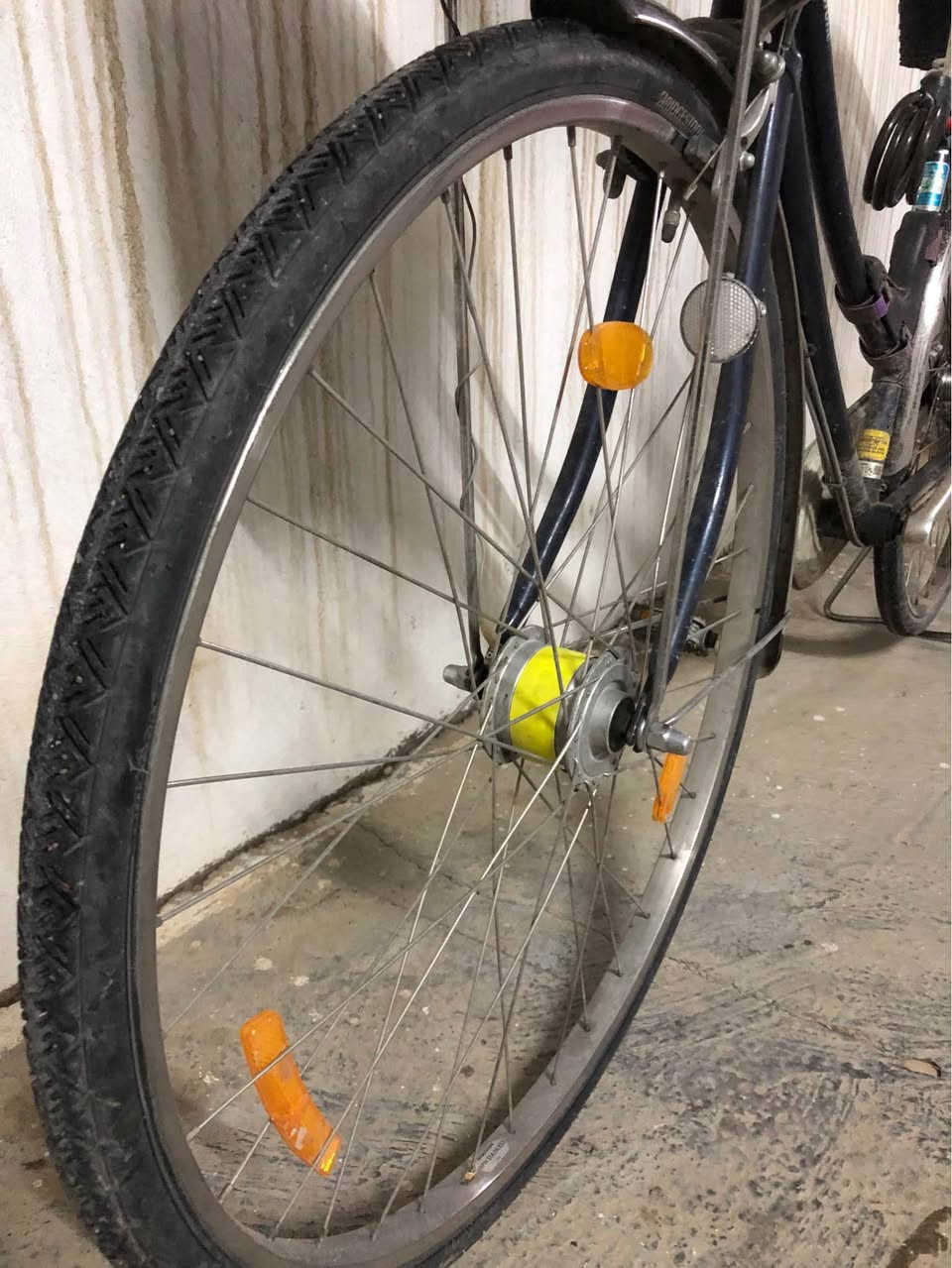 پاسکیلی یابانی بناتی یان حاجی
حجم ٢٧ قیاس گەورە
سێ گێر
ماگنێت
گلۆپی پێش و پشت بیلاد
ویل ستیل و جاملغ ستیل
پاسکیلەکە بە ئەشیاوە نرخی ١٧٥ هەزارە
پاسکیلەکە بە بێ ئەشیا بە ١٥٠ هەزارە
لە هەولێرم *********** أربيل, العراق
