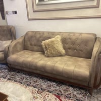 ميز مع كراسي وتخم قنفات مع طبلات ووسطيه نظيفات السعر 550 الف 077027766...