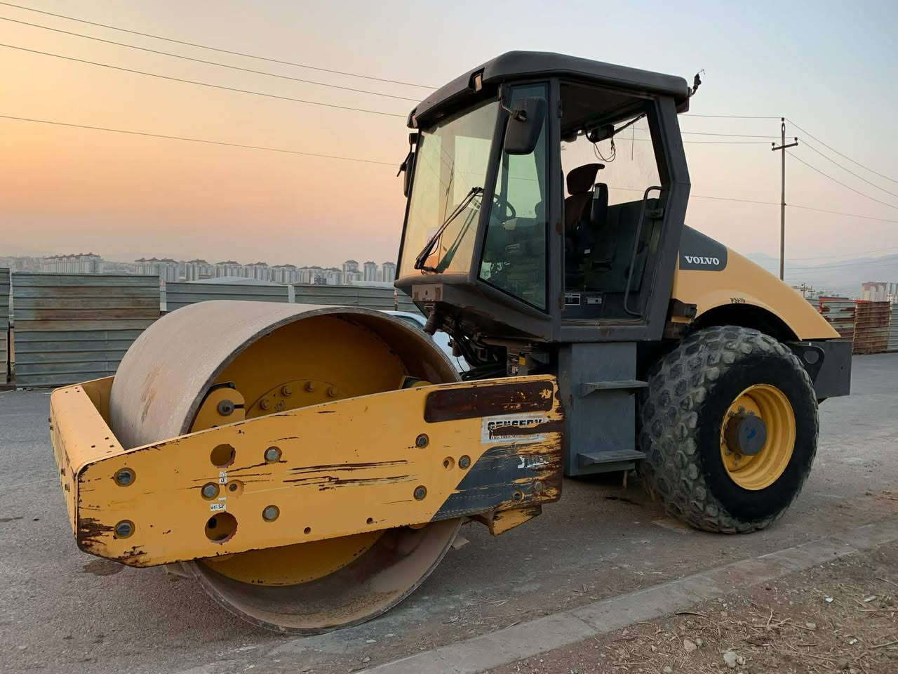 سلام عليكم حادلة فالفو للبيع موديل 2015 محرك اربعة سلندر منفيست اصلي وتكدر ترقمه العيب وحيد يحتاج بس سوبر جاج سعر 340ورقة *********** مكان حادلة سليمانية
