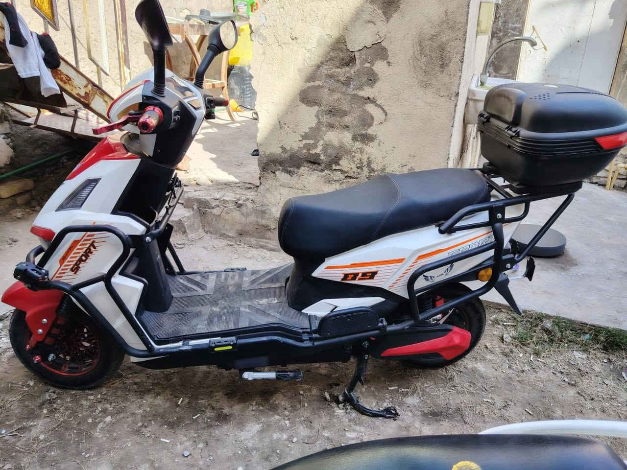 دراجة  سكوتر كهربائي من ماركة Giro (أو Gio)، ويتميز بتصميمه العصري باللونين الأبيض والأحمر..

السرعة القصوى: تصل إلى 50 كم/ساعة (30 ميل/ساعة).

النطاق: يمكنه قطع مسافة تصل إلى 65 كم (40 ميل) بشحنة واحدة.

القدرة: محرك بقوة 500 وات (يصل إلى 800 وات كحد أقصى).

المميزات: مزود بفرامل هيدروليكية أمامية وخلفية، وإنذار ضد السرقة للإستفسار *********** بغداد الشعب
