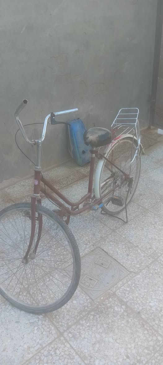 بايسكل للبيع العيب الوحيد بيه مكينته سايفه تتبدل لو تمشي بي حسب رغبتك انت بريك بي سرج جديد ومو قوي سعره 25تواصل خاص او *********** مكاني نجف كوفه
