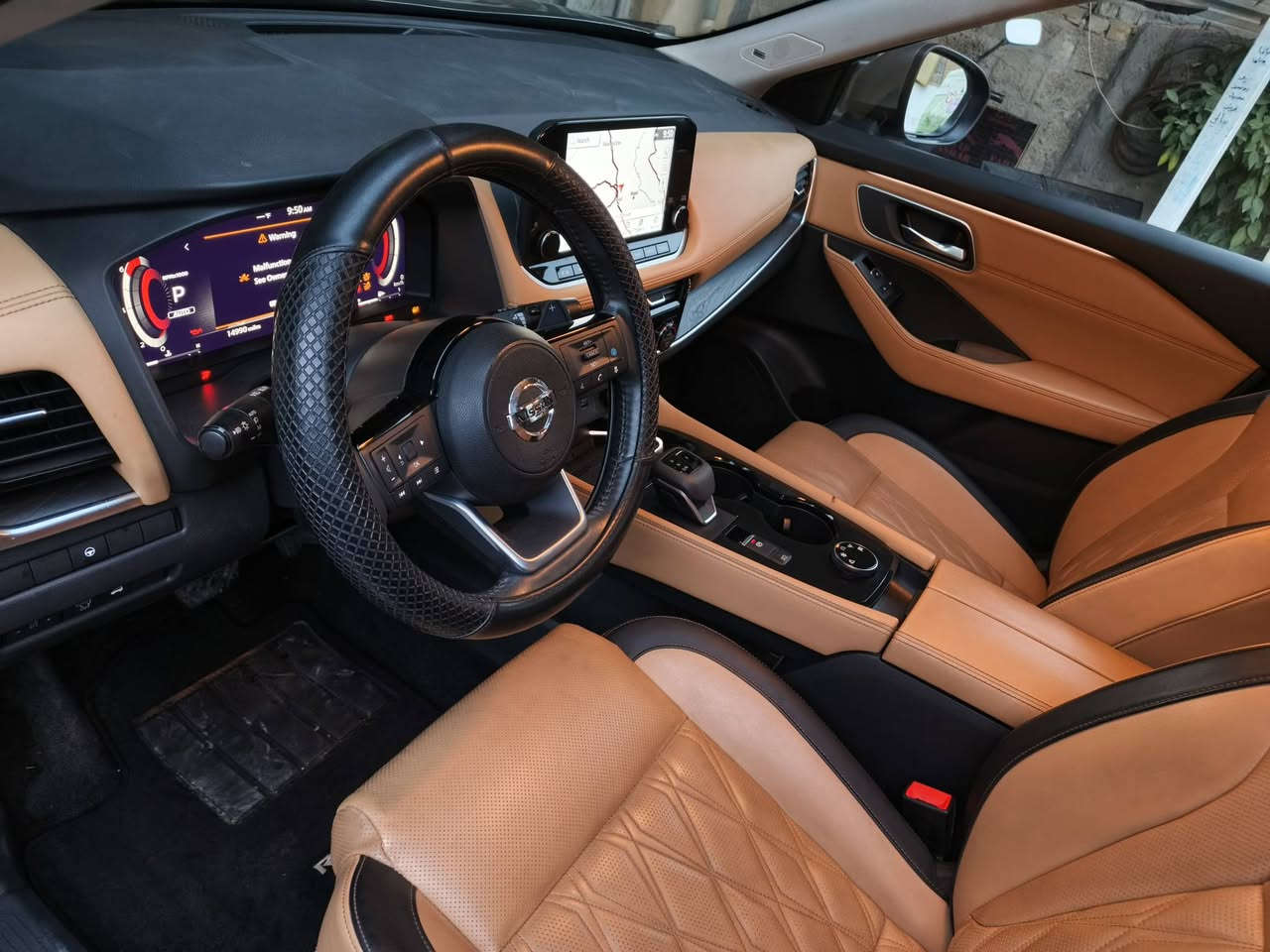 بمواصفات وسعر سيارة نيسان روج 2023 بلاتينيوم.  
    
  ## مواصفات السيارة:  
    
     الموديل: نيسان روج 3بستم /2023 بلاتينيوم.  
     الفئة: أعلى فئة، ماشية 15 
     المواصفات:  
       خمس كاميرات.  
       شحن هاتف لاسلكي.  
       بردات بل (قد تشير إلى ستائر أو نظام تبريد).  
       فتحة سقف بانوراما.  
       إضاءة داخلية محيطية (دجت البيبان).  
       مقاعد أمامية كهربائية.  
       دفع رباعي.
  ## السعر:  
     السعر المذ(148) مكان السياره بغداد
***********
