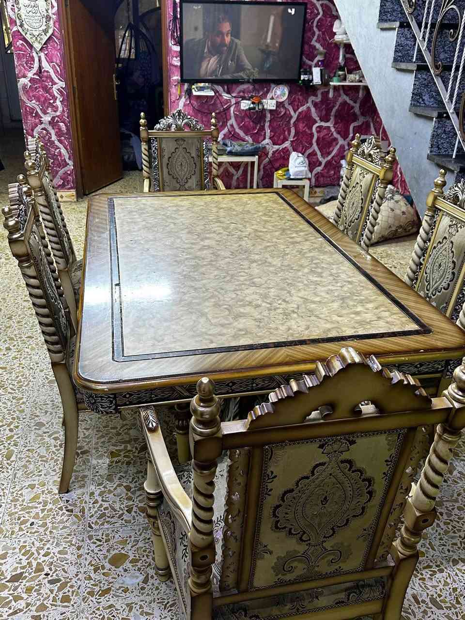 ميز طعام ملكي للبيع
بسعر 700 الف الميز نظيف بس الكراسي مالته يحتاجلهن صيانه 
مكاني بغداد الزعفرانيه 
***********
