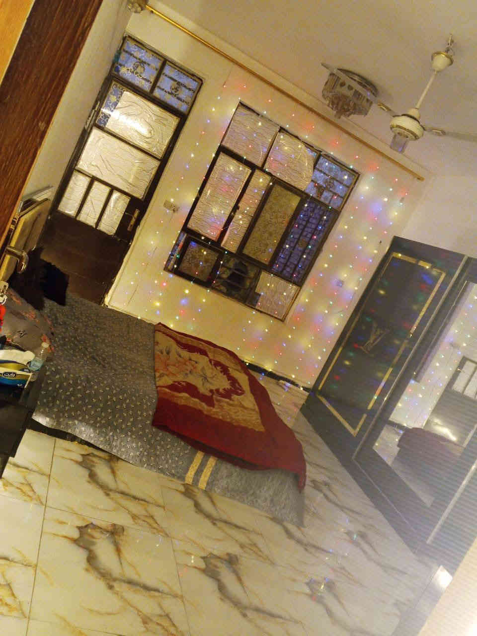 السلام عليكم منزل للبيع في بغداد طابو صرف
🔰مساحة المنزل 85 متر

🔰واجهه المنزل 4 متر 

🔰 النزال 21 متر 

🔰 يحتوي على كراج متوسط المساحة + استقبال 4×5

🔰 درج + منور 

🔰 مطبخ حار + صاله او مطبخ بارد + حمام 

🔰 الطابق الثاني يحتوي على غرفه 4×5 + 

🔰غرفه 4×4 مع حمام 

🔰الطابق الثالث بيتونه + سطح 4×5 

🔰 و سطح ثاني 4×4 

🔰 المنزل مترمم سنه 2018 بناء عگاده جديد كامل 

🔰 سيراميك الطابق الاول كامل والطابق الثاني ازاره

🔰 السطحين شتايكر كامل والبيتونه ايضا شتايكر 

🔰 حمامات 3 سيراميك كامل 

🔰 جام الشبابيك كامل جاهز وأي كسر مابي فقط فتحات 🔰السبالت وكيبلات الانترنيت 

⚠️ سعر المنزل 180 مليون دينار وبي مجال

⚠️للتواصل *********** 

📍العنوان بالحبيبية شارع لحوم باقر الموسوي
