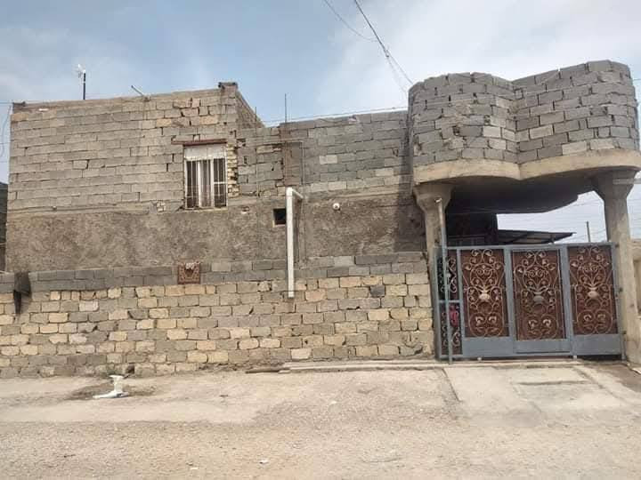 سلام عليكم بيت للبيع اعاده النشر سبب الوعود الكاذبة ورجآ اذا مو شراي لتعلق    
البيت بي ورقه ماء وكهرباء الموقع خلف معمل غاز هيت 
يتكون 
غرف نوم 2
وصاله
وستقبال 
ومطبخ
بيت كامل كله سيراميك
مساحه البيت الكليه 250 متر السعر 55 ولي مجال 
ه‍ ***********

