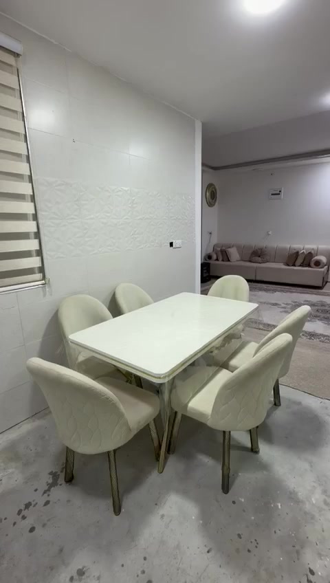 ‏ميز طعام للبيع نظيف جدا***********
