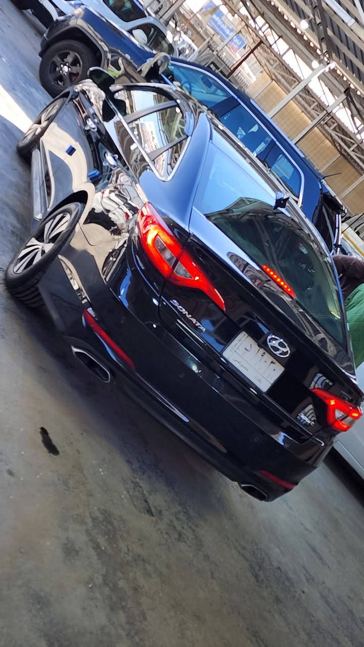 سوناتا 2016 أمريكي دخول كلين 
وهنا بالعراق صار بيهه بنيد وباب خلفي بدون داخل 
السياره فول عده البنراما 
رقم بغداد 
السياره جاهزه من كلشي 
السعر 118 مكان السياره بغداد اليوسفيه 
***********
*********** 
الخاص مغلق
