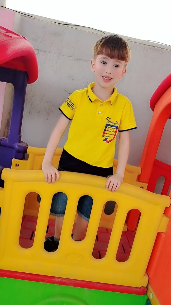 الصيف أقبل.. ومتعتنا بدأت! ☀️
​هل تبحثون عن بيئة آمنة ومرحة لطفلكم هذا الصيف؟ في روضتنا، صممنا لكم المخيم الصيفي الأجمل لدمج المرح بالتعلم! نساعد طفلكِ على استكشاف مواهبه وتفريغ طاقته بنشاطات هادفة.
​🎨 ماذا ينتظر أبطالنا الصغار؟
​تجارب العلوم المرحة: لنكتشف العالم معاً.
​الألعاب المائية والأنشطة الحركية: لانتعاش وصحة ونشاط.
​الفنون والأشغال اليدوية: لتنمية الإبداع والتركيز.
​تنمية المهارات والذكاء: قصص، لغات، وألعاب تفاعلية.
​الطبخ الصغير: لتحضير وجبات صيفية خفيفة بأنفسهم!
​📅 التفاصيل:
​الأعمار المستهدفة: من [تحديد العمر من 6 اشهر الى 6سنوات] 
​أوقات الدوام: من الأحد إلى الخميس، من الساعة [7] صباحاً وحتى [2] ظهراً.
​🎁 خصم خاص للتسجيل المبكر والأخوة! المقاعد محدودة جداً لضمان رعاية مميزة لكل طفل.
📍 للمعلومات والاستفسار، يسعدنا تواصلكم معنا عبر الرسائل أو الاتصال على الرقم: [***********].

