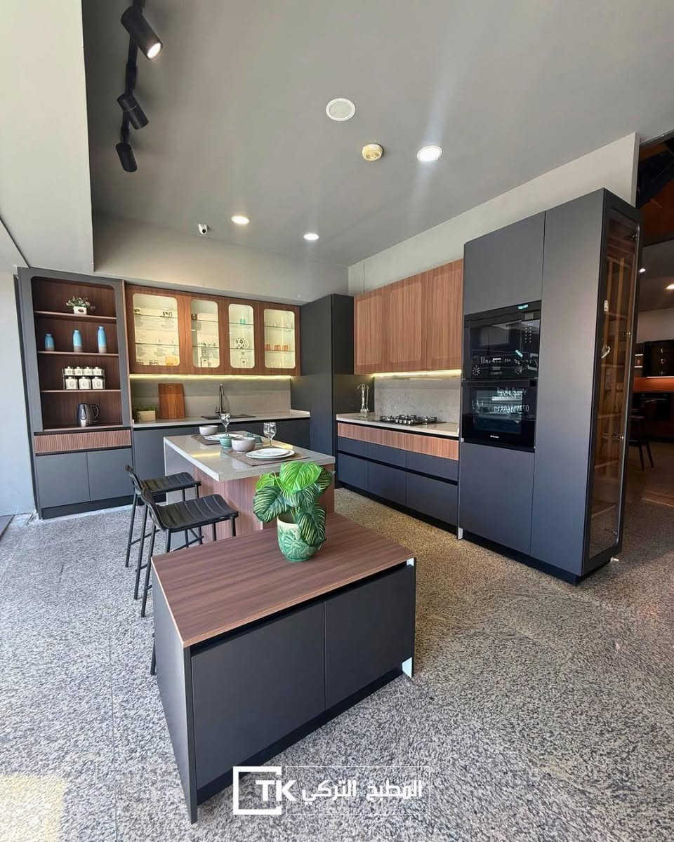 📍 الحلة - شارع 60 مجاور هوم سنتر 
📞 ***********8
_______________________

كل تفصيلة بهذا المطبخ تحكي عن الذوق الرفيع 💫
ألوان متناغمة تجمع بين الخشب والمطفي الرمادي، وتصميم عصري يخلي الطبخ متعة مو واجب ✨
من تنسيق الإضاءة لحد الخزائن الزجاجية، كلشي معمول بإتقان يعبر عن فخامة المطبخ التركي 🇹🇷
