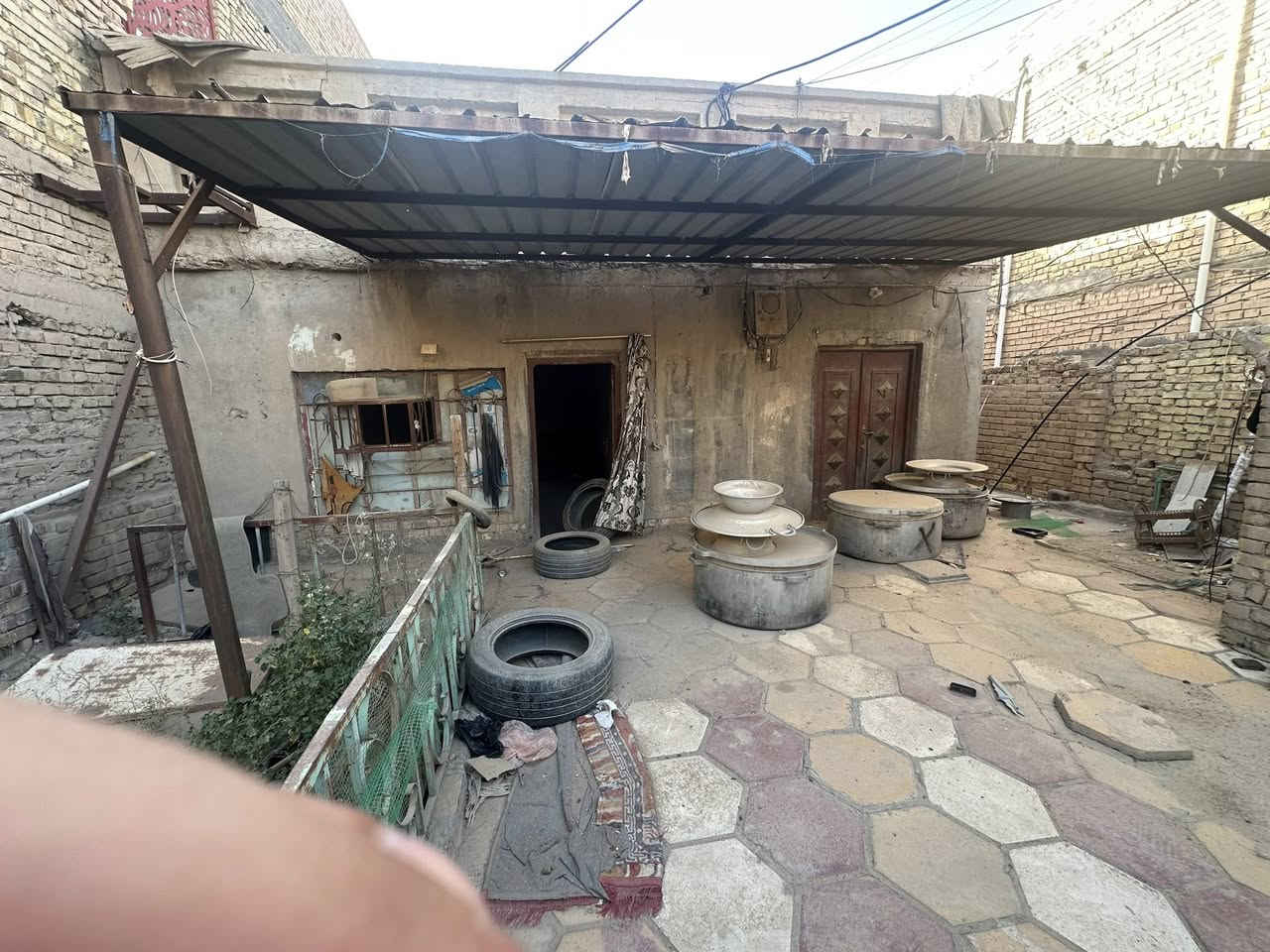 بيت طابو ملك للبيع 
📍شارع حي الصناعي 
طابقين  المساحه 250م
الطابق الاول يحتوي على استقبال وصاله ومطبخ وحمام 
الطابق الثاني غرفتين 
الاستفسار اكثر  الاتصال على الرقم 
***********
