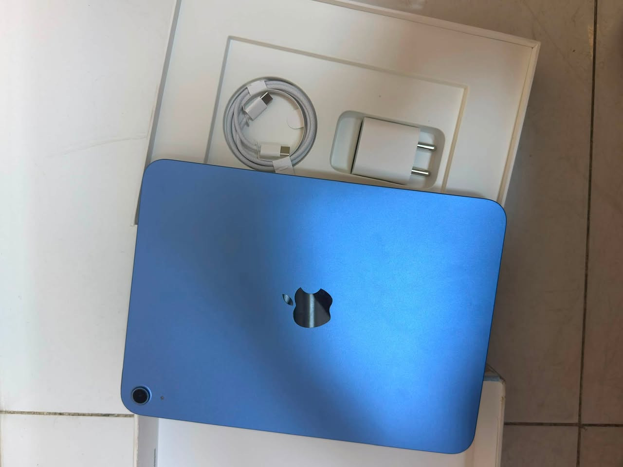 السلام عليكم مامستعمل ولا مشحون فقط مفتوح من الكارتون وبس Apple iPad A16 (A3354) 11 128GB Blue,
***********بغداد البنوك
