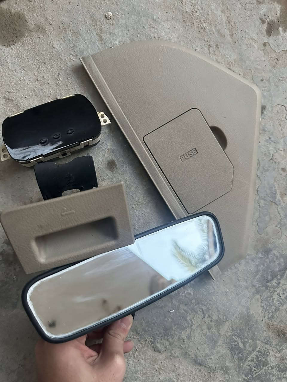 السلام عليكم 
غراض افيو للبيع
عقل وضفيرة
مجول
بنيد
قبق جنطة
باب يمنى خلف الصدر 
ودواخل كاملة
دبة دهن الكير +مال مي
***********
