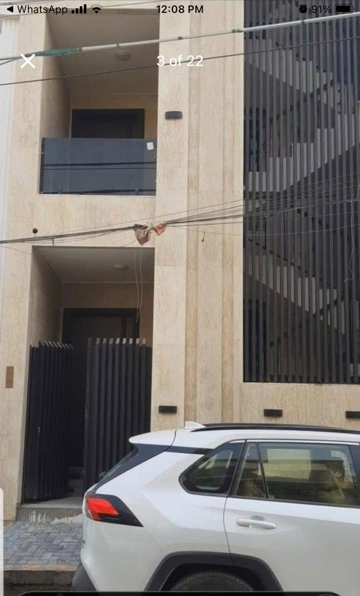 بناية للبيع مكونة من ثلاثة شقق فرصة استثمارية جيدة او للسكن واردها الشهري من 1,500,000 الى 1,800,000 دينار
المساحة 123م واجهة 6.10م
بناء حديث و جديد 2026 درجة اولى مؤجرة بالكامل كل شقة مكونة من صالة كبيرة ومطبخ وحمام رئيسي وغرفتين كبيرة احدى الغرف سويت تحوي حمام داخلي
العنوان بغداد الكرخ الرسالة الثانية مقابل جامع عمر قرب شارع قطر الندى وشارع الضغط 

السعر 395 مليون وبي مجال

مكلف بالبيع الاتصال على ***********
