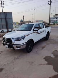 سياره هايلوكس فورويل 2024 كويتي  مكفوله من كلشي الصبغ ولبارد والتكحيل ...