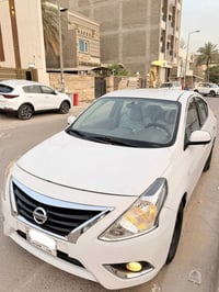للبيع نيسان سني 2019 جديده السياره ماشيه 94   بيها بارد بسيط بالباب وا...