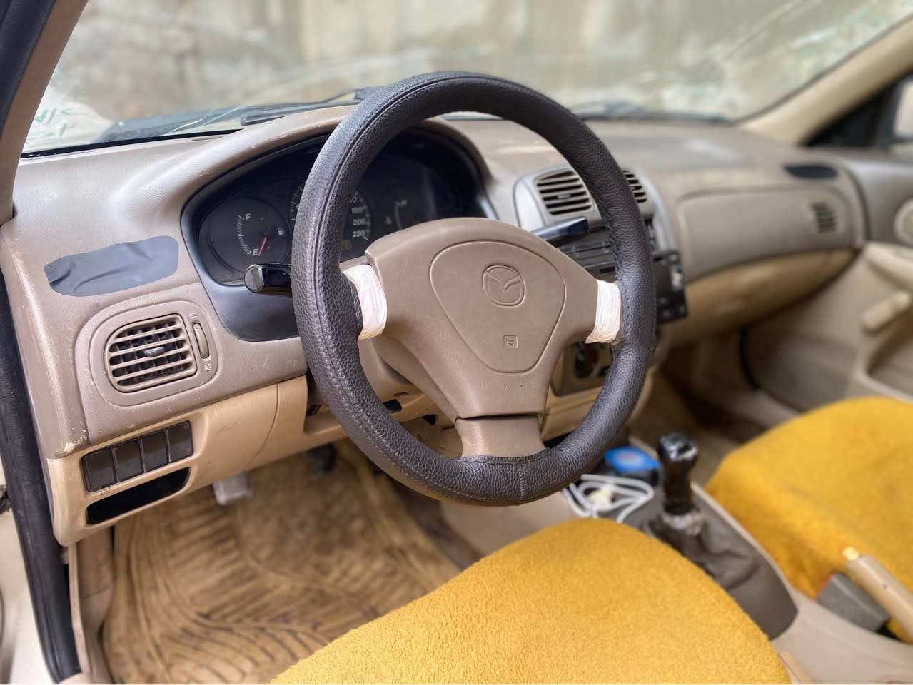 مازدە مودیل ٢٠٠٢ گێر عادی 
تەکسی بوە کراوەتە خسوسی بێ دەعمو لێدراو پشت و پێش کەپس  وەرگەراو برانەوە بە شەرت گێرو مەکینە بە شەرت بئ تەقەو رەقە هەموی بە شەرت 
رەقەم و سەنەوی نوێ هەزەی نوێ چوار تایەی خاوێن هەمو شتێکی تازە کرایەتەوە 
سعر ٤٣ وەرەقەو کەمەک مەجال 
ژم ***********
*********** شقلاوة, أربيل
