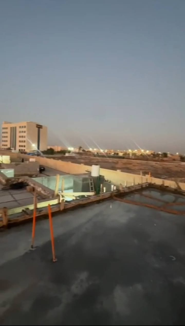 السلام عليكم بيت حي الجامعه بناء جديد مساحة 130سند 25 قرار محكمه بتكون من صاله ومطبخ وبراني ومجمع صحيات عدد ثنين وغرفه مكلف بنشر تصال على رقم ***********
