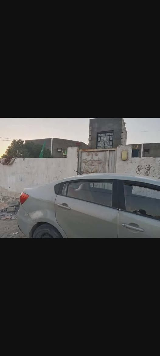 السلام عليكم بيت مساحته 200م بحي الملايين قرب بيت الاخ حامد ابو جوادين يحتوي على غرفتين وصاله وبراني وصحيات البناء بلوك ورباط السعر والاستفسار مراسلة الصفحه او الأتصال ***********
