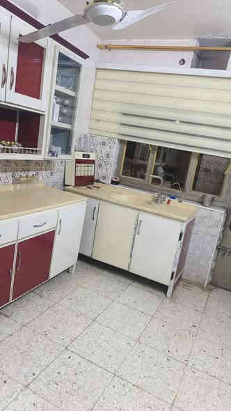 السلام عليكم بيت ١٥٠ متر للبيع
وجها ٧ ونص نزال ٢٠ 
٤ غرف نوم 
حولي كبير ٢ 
صاله ومطبخ  وخدمات 
يصلح وحدتين سكنيه للستثمار 
موقع قريب ع شارع التجاري المضخه الثاني خلف الشارع الرئيسي
ترميم جديد نقص فقط واجها
خلف الاربع شوارع 
للتواصل ***********
