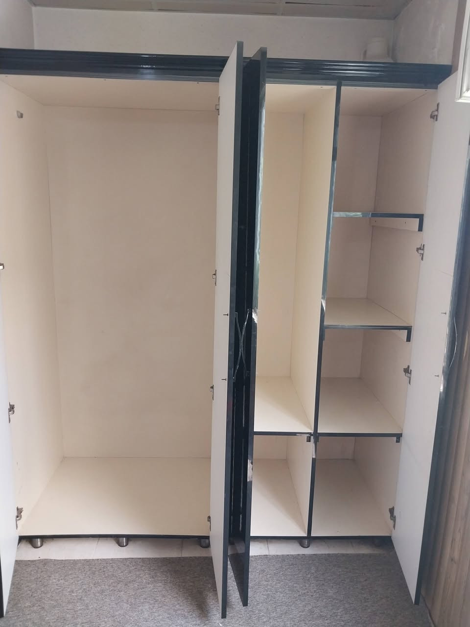 كنتور ٤ ابواب توركي mdf  نظيف كلش  اخو الجديد
سعر ١٥٠ الف.         مكان السليمانية 
__________
 کانتور ٤ تاك تورکی mdf زور پاک و لوکه 
نرخ ١٥٠ هه زار.       شوین سليمانى 
***********
