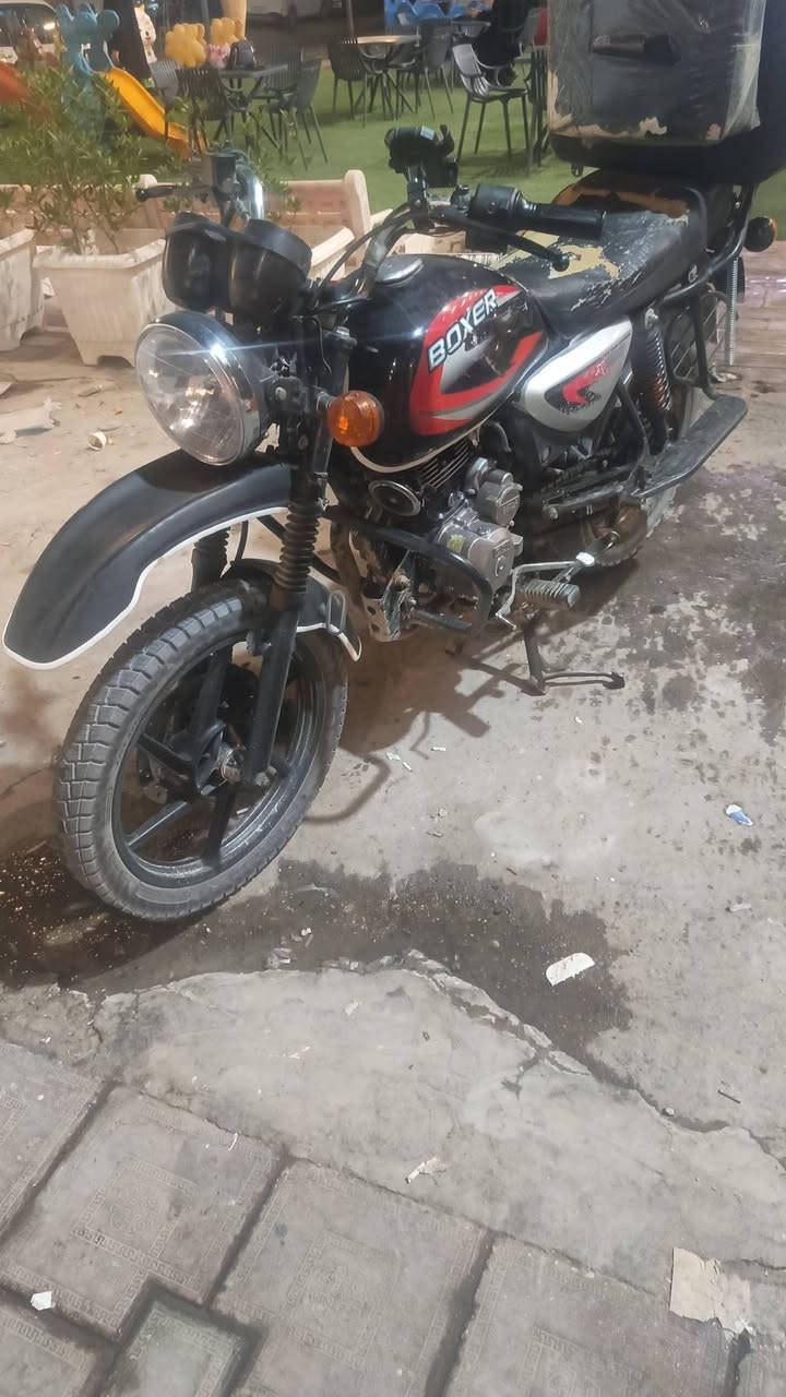 سلام عليكم دراجه بوكسر للبيع
موديل 22اورقهه اصوليه 
مكينه مال شاينك بيهه صوت 
شغاله الدراجه بس ابيعك طافي
مكاني حله مستعجل عل بيع وذا اكو 4كير مرواس 
بعد احسن بدون الصندوك ***********رقمي واتساب بس
