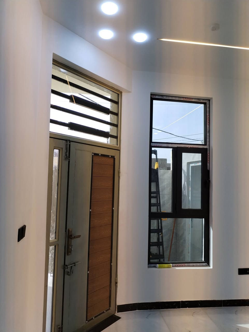 مشتمل للبيع ١٠٠م طولاني بالخضراء مقابيل المعارض طابق ونص بناء حديث درجه أوله رابع بيت عن لوجه للاستفسار الاتصال على ***********
