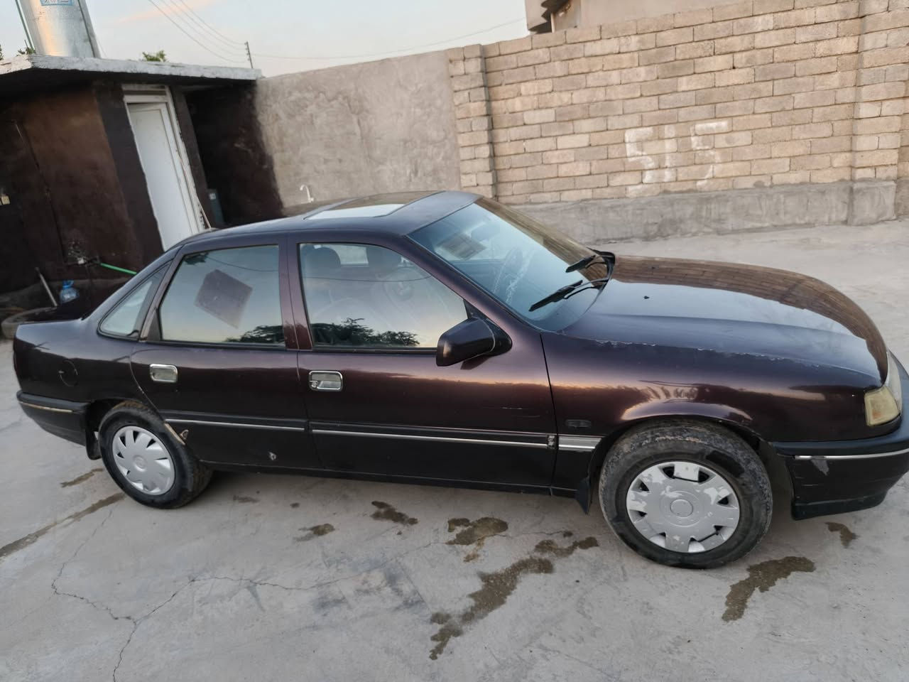 السلام عليكم 
أوبل فكترا موديل 90
سنوية 2031
حجم 20
 رقم نينوى / انكليزي 
بدون صبغ
فتحة بالسقف 
كابون بانزين 
سيارة نظيفة
***********
