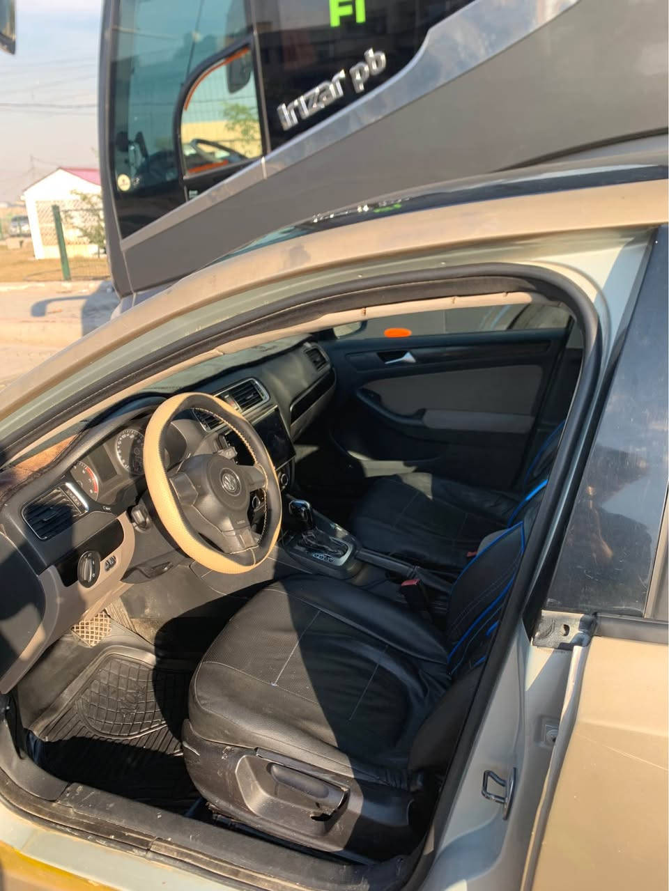 جيتا 2011 الكشر بي معجون باكثر من قطعه من ضمنها القماره السياره مكفوله شاصي لغد كير ومكينه جدد لوك
شاشه كامره اشاير بالمري تاير جدد ياباني باتري الماني جديد بور ستيرن ومشط وسلف وداينمو وعبوه فيتبم جدد مكينه ستوني شادها هيه ونوزلات وبلكات 
السياره بدون مصرف بدون نقص فقط الكشر يرادله صبغ
مكاني بحي الجهاد السعر 67 ورقة قفل 
السنويه لنهايه ل2027 
لتواصل *********** بغداد, العراق
