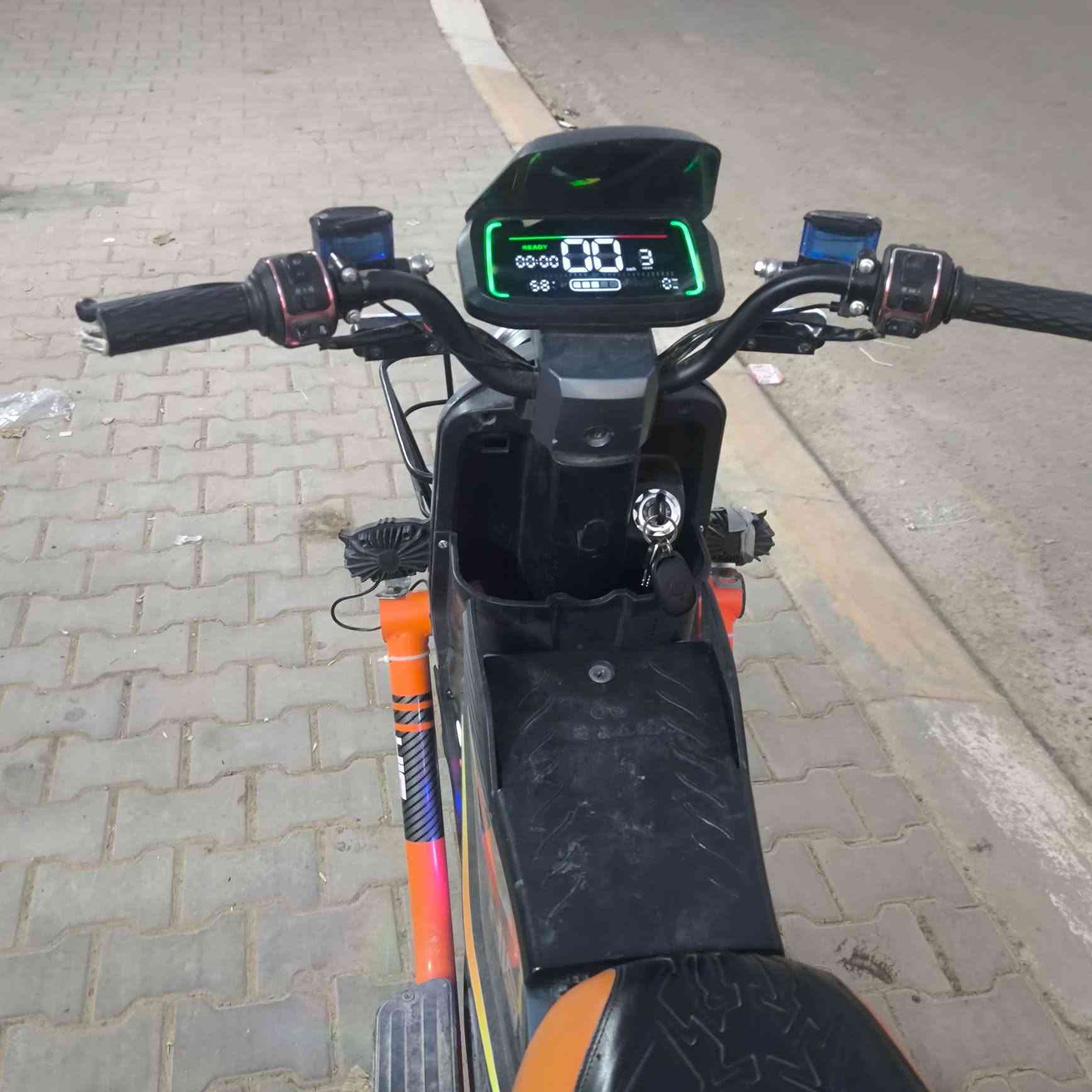 السلام عليكم 
دراجه شحن للبيع H900 كامل مكمل مابي كل نقص 5بطاريات السعر 500 وبي مجال مكاني العلم 
للاستفسار ***********
