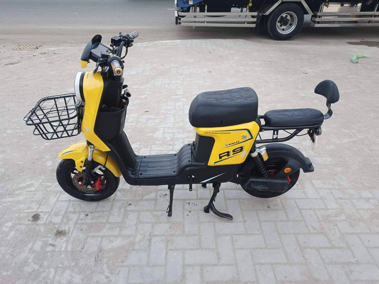 السلام عليكم
ار 9 مديل 26 لون اصفر 
5 بطاريات دبل حجم كبير 26 امبير وينلي  
4نمر سرعه 109 سرعه حقيقيه 70 
شاحنه الاصليه كهربايات كلهه شغاله لايت عالي وناصي دبل اشاره اشاره يمنه ويسره وياها سويجين وبصمه وكارت  السعر 450 بيع مستحجل 
واتساب ***********
عوان بصره  حيانيه شارع التاميم على شارع القائد
