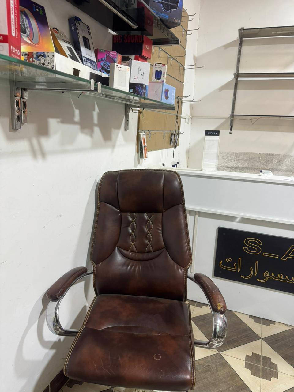 📢 للبيع أثاث وتجهيزات محل موبايلات
ميز عرض للمحل
كرسي
رفوف وتجهيزات محل
أغراض متنوعة خاصة بالموبايلات
الحالة جيدة وجاهزة للاستعمال.
💰 السعر: 400 ألف دينار 📍للاستفسار والمشاهدة راسلني على الخاص أو اتصل.
إذا تريد إعلان أقوى، دزلي صور الأغراض وأرتبلك نص احترافي أكثر.


**إذا كنت صاحب هذا الإعلان وتريد حذفه لأي سبب، رجاءا أرسل رسالة إلى الدعم الفني**