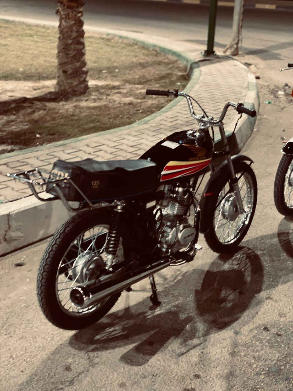 سلام عليكم انتنس للبيع اوراق سكنر صارلها 5 ايام من معمره دراجه تخبل..شاصي 26 لرفيع سعرها 800 وبيها مجال.. ***********
