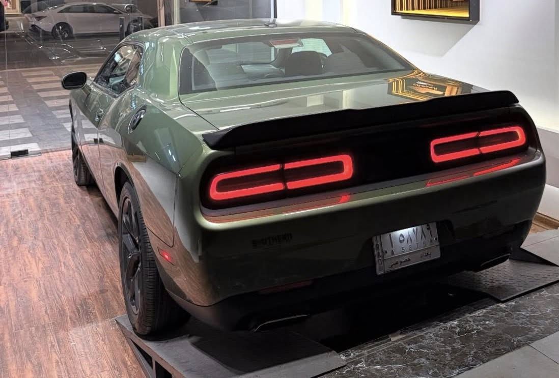 السلام عليكم
جالنجر 2021 
Sxt
V6 3600
السيارة حادثها رصعة بالجاملغ 
وهنا صار بيها صبغ باب والسونار مرفق 
السعر ١٧٨
حلة 
***********
