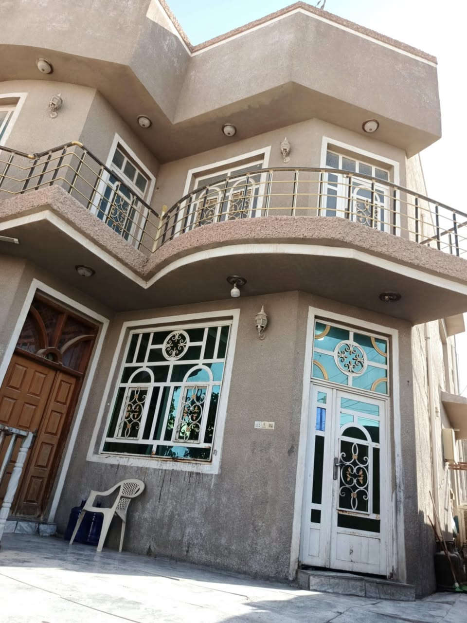 دار 200م ركن طابو زراعي سند25.يحتوي على صاله +مطبخ+كلدور+غرفة نوم+مجمع صحيات +صحيات خارجيه في الطابق الاول. ويحتوي على غرفتان نوم+كلدور+مجمع صحيات في الطابق الثاني.
مكان المنزل الحله شارع80كربلاء. مقابل الشارع المؤدي الى العلويه شريفه قريب ع الشارع العام.
للاستفسار الاتصال على الرقم:
***********
