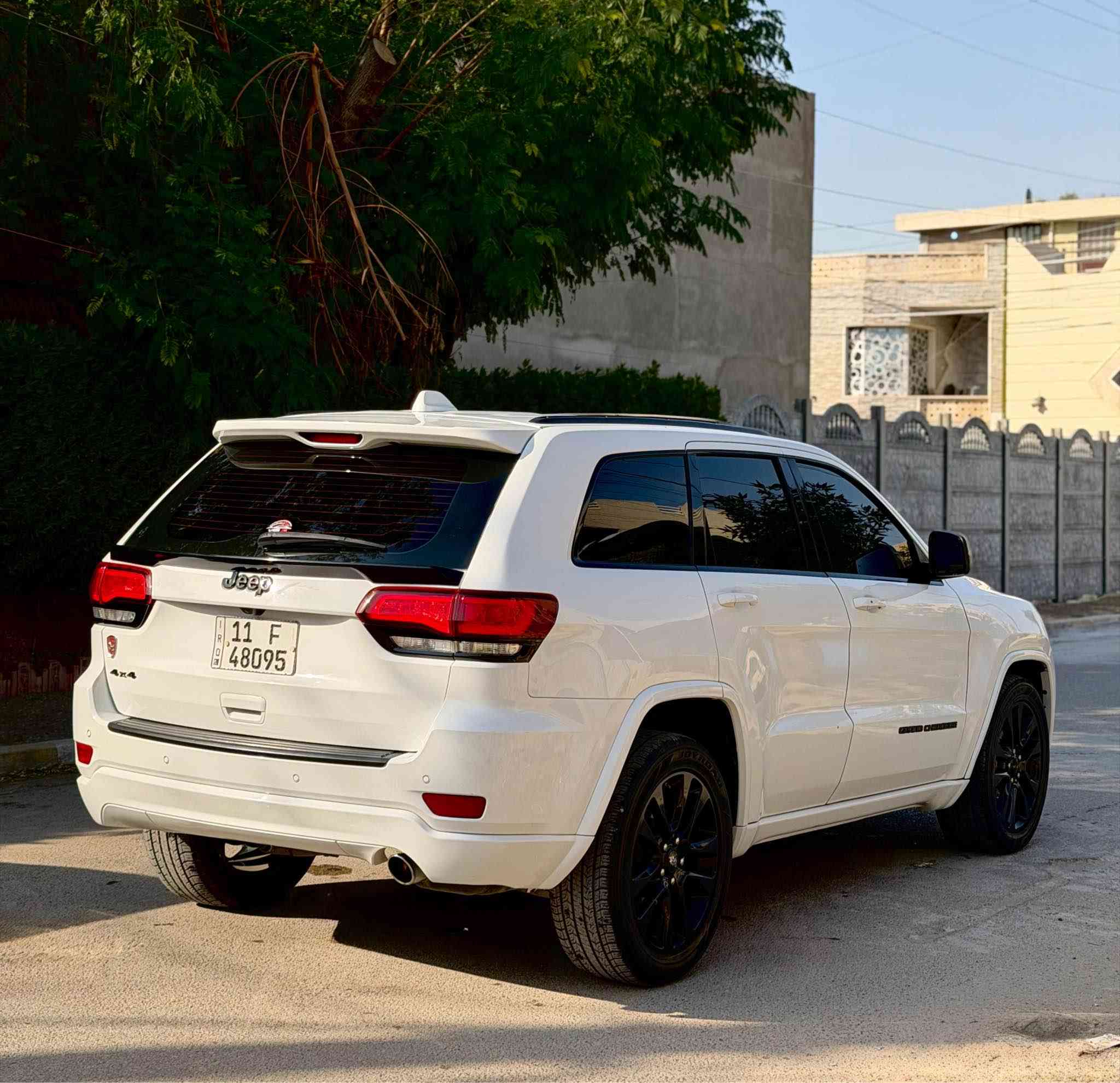 جيب بلاك توب 2019 
فول موصفات 
1. فتحه سقف 
2. كشنات جلد 
3. شاشه كبيره 
4. توقف ذاتي 
5. اتو هولد 
6. تشغيل عن بعد 
7. صندوق كهرباء 
8. ويل 20 
9. ماشيه 65 الف 
10. رقم بغداد باسمي تحويل مباشر 
11. موفقه تضليل مع السياره 
12. حادث جاملغ امامي بدون ايرباك بيه كم قطعه كلير امريكا 
13. مكان السياره بغداد السيديه 
14. السعر 205 ورقه 
15. الاستفسار ***********//*********** بغداد, العراق
