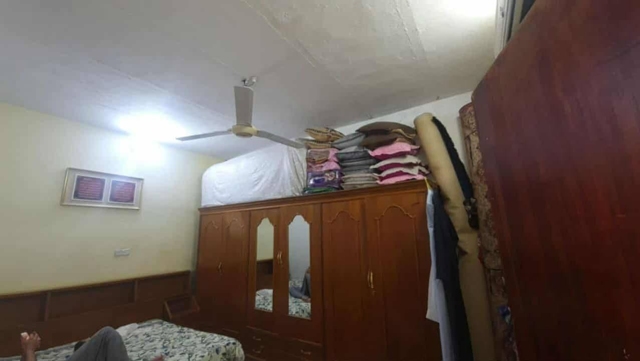 بيت في حي الرحمة الأولى
#العنوان قرب المستوصف المساحة ١٠٠م مربعه 
#الطابق_الاول مطبخ وغرفه
وصاله واستقبال وصحيات داخليه وخارجية
#الطابق_الثاني غرفتين نوم وصحيات
#توزيع_محافظه
السعر: ٣٥ مليون 
***********
