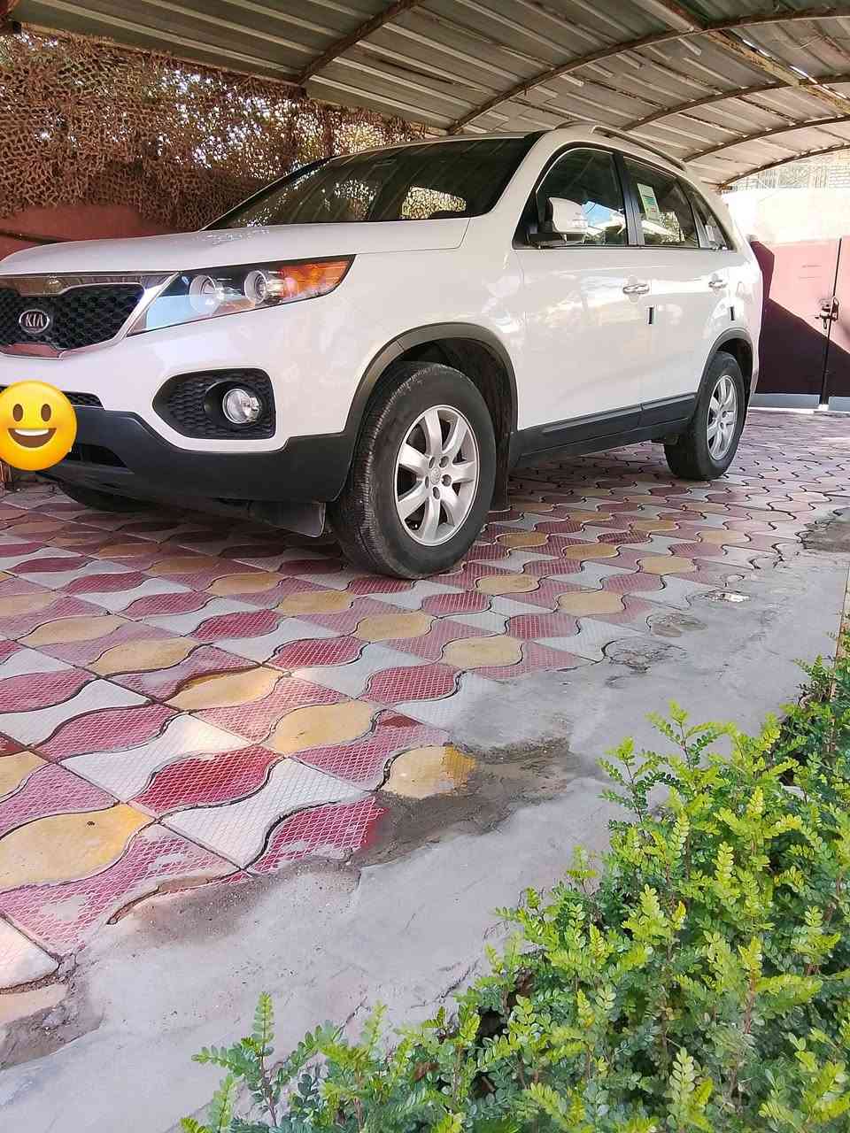 السلام عليكم 
كيا سورنتو خليجي 2013  مكفول كفالة عامة من الصبغ والضربة والتبديل بيها بارد صغير في الباب الخلفي عكس السائق فقط محرك كير مكفول من الفتح كلشي شغال بالسيارة رقم بغداد انجليزي بأسمي سنويةجديدة ماشية 100 وواحد كيلو  أربعة سلندر 2400 دوش  السيارة مسويلها سيرفس كامل ب 380 ألف ومسويلها حدادة جديدة  ب450الف امانة الله كوري اصلي وتخم تاير وباتري يعني متصرف عليها أي شيء  إن شاء الله تعالى  مراوس ترهم 
***********
المواصفات 
بنوراما 
تو كير 
كير اوتوماتيك 
وكير عادي 
مري شفط 
اشاير بالمري 
فول تحكم استيرن 
سايد بريك رجل 
يدات نيكل 
شاشة اندرويد لمس 
كامرة خلفية دواره 

تبريد 3 قطع منغصل 
7راكب 
داخل جلد بلادي 
جرس ب 120
مكان السيارة بغداد 
اشارة ترحيب
