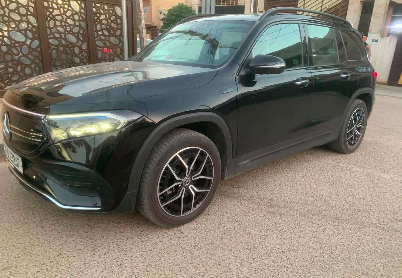 السلام عليكم 
للبيع مرسيدس EQB 300 كت AMG من امريكا اصلي كامل السيارة كهربائية بل كامل اشحن واستخدمها 
موديل 2023 فول مواصفات 
تمشيك  450 كيلو حقيقي بالشحنة واحده
ماشيه 20 ميل السيارة وارد امريكي حادثهه طرف بنيد مصلح ومصبوغ والدعامية نفس لون  مشدودة بدون اي دواخل شواصي ولغود مكفوله بدون اي نواقص واي مسج مابيها 

مواصفات:-
بانورما فتحتين 
كامره 360 
اربع كامرات 
كشنات جلد ومخمل كنتاره 
حساسات امامي و خلفيه و جانبيه
تخزين كشنات 
انارة متغيره لدات محيطيه داخلها
رادار امامي
رادار خلفي
عدادات دجتل متغيره
تحكم ماوس بالشاشه
٤ وضعيات قياده
سياقه ذاتيه
تبريد قطعتين
مثبت سرعه
نقاط عمياء
كشنات جلد
مري شفط
اشاير بل مري
صندق كهرباء
اوتو هولد
وبعد هواية مواصفات 
مكان السياره بغداد المنصور
تواصل 
 ***********
