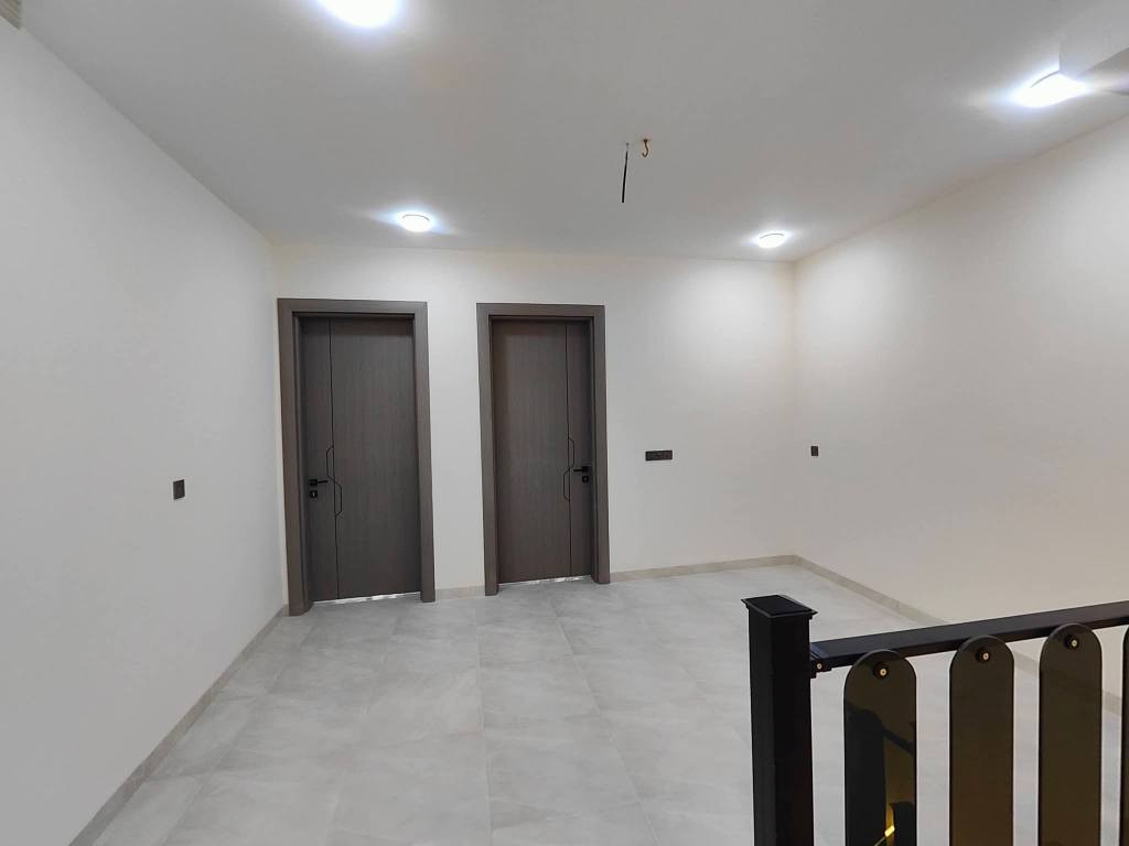 بيت للبيع في كربلاء شارع السيدة زينب ع قرب فندق البارون جار العباس 
 قريب للامام الحسين ع مساحة118متر. مع الاثاث      البيت بناء جديد بعده مامسكون  
طابقين 4 غرف نوم 3صحيات واستقبال وصاله ومطبخ 
كافة الخدمات تبليط عرض الشارع 10متر ماء مجاري كهرباء
شغل البيت درجة اولى البناء طابوك جمهورية كونكريت مسلح صب مركزي
ارضيه الطابق الأول بورسلين والطابق الثاني بورسلين 
ابواب الداخلية  تغليف تركي 
حداديه 2ملم وBVCمقطع تركي تفصال 
التاسيس الماء خلاطات دفن ماركت افياء طرادات دفن 
صبغ الواجهه بتك التركي 
ديكورات مغربي منظومه كامرات طابو زراعي قرار محكمة سند 25 الاستفسار اتصل واتساب  ***********
*********** كربلاء, العراق
