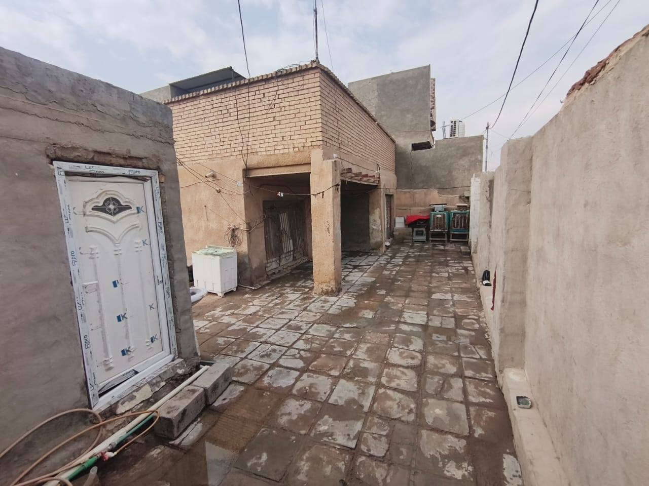 يا الله بيت للبيع المساحة 325 ركن الرضويه الخامسه قرب مدرسة البطولة بناء قديم بي ثلاثة غرف نوم ومطبخ وهول واستقبال حمامات داخليه وخارجيه  ***********
