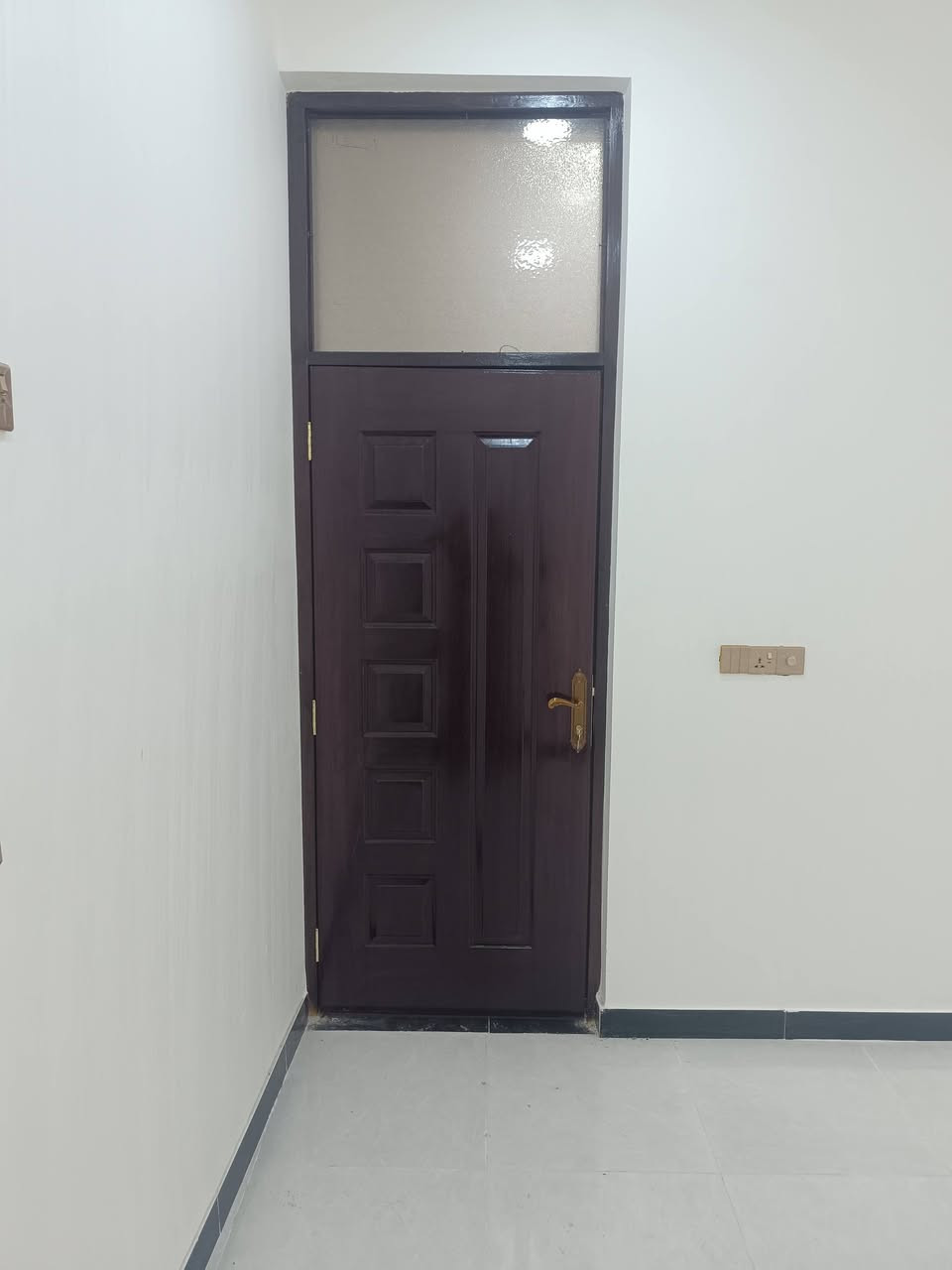 السلام عليكم مشتمل للبيع٥*٢٠ في حي الحوراء بناء جديد أربع قطع غرفة نوم وصاله ومطبخ واستقبال ومجوعه صحيح طابق واحد الصطح اشتايكر شغل الله شاهد درجه اولى قريب على المدارس وساحه قرب شارع سيد يعقوب السعر ٨٠ وبيه مجال الاتصال ***********
