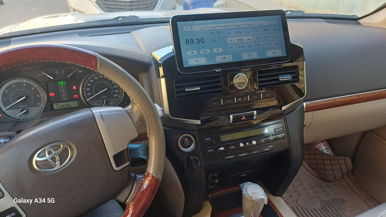 لاندكروزر ٢٠١٣
نظيفة ومكفولة من الصبغ 
للتواصل مع صاحب السيارة 
الاتصال فقط لمعرفة السعر 
***********
