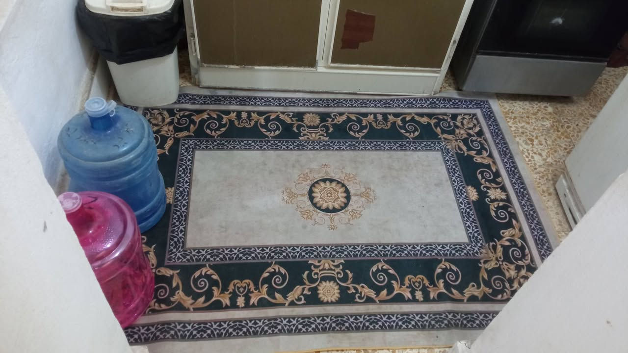 سلام عليكم دار للبيع مساحة 50 متر موقع ثيله قرب جسر الهنود يحتوي دار على كلدور مطبخ غرفه جوه + غرفه فوك بيتونه وصطح كامل حمام داخلي و صحيات خارجية للاستفسار ***********
