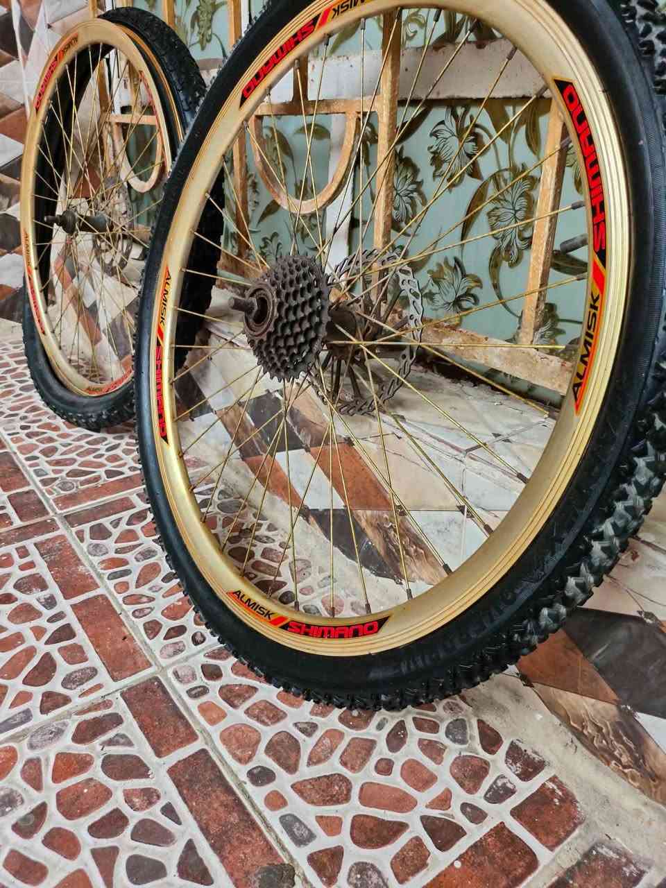 تايرات جبلي اللمنيوم حجم 26واصليات ناقص بس جوب للتاير الامامي سعرهن(5 آلاف دينار) العنوان ميسان حي المعلمين الجديد الفتحة الثانية قرب مدرسة طرابلس للبنات الهاتف *********** عمارة, ميسان
